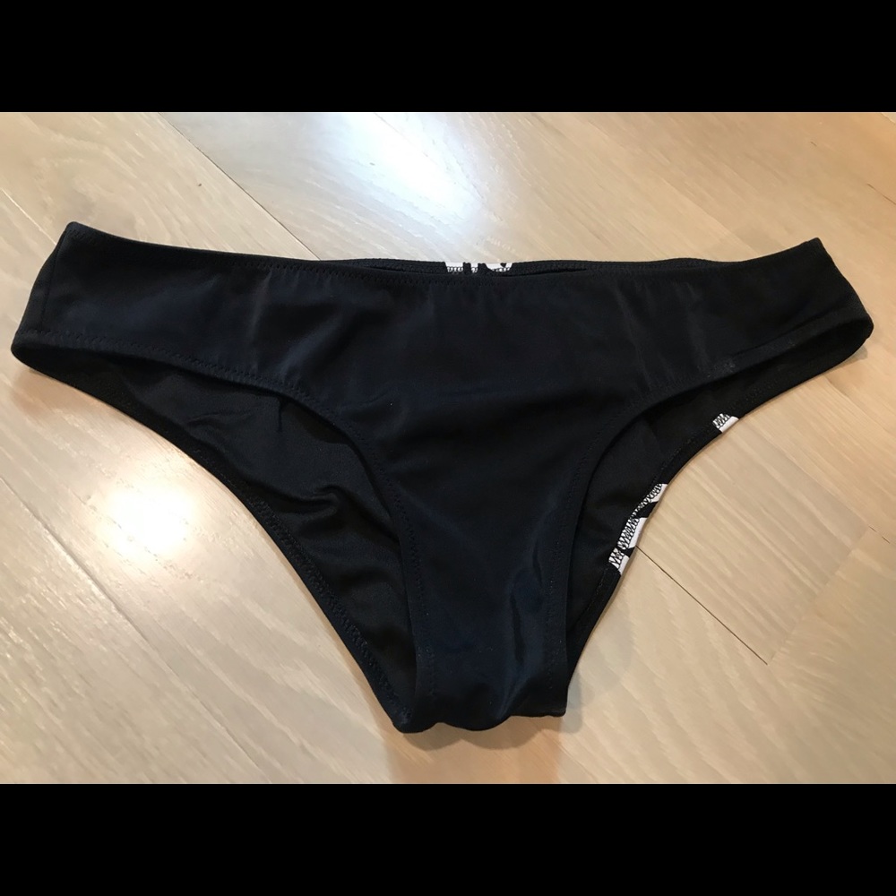 Victoria Secret Bathing Suit Bottoms Women’s SZ M Black Totally Beachin’ on Butt - Picture 5 of 7